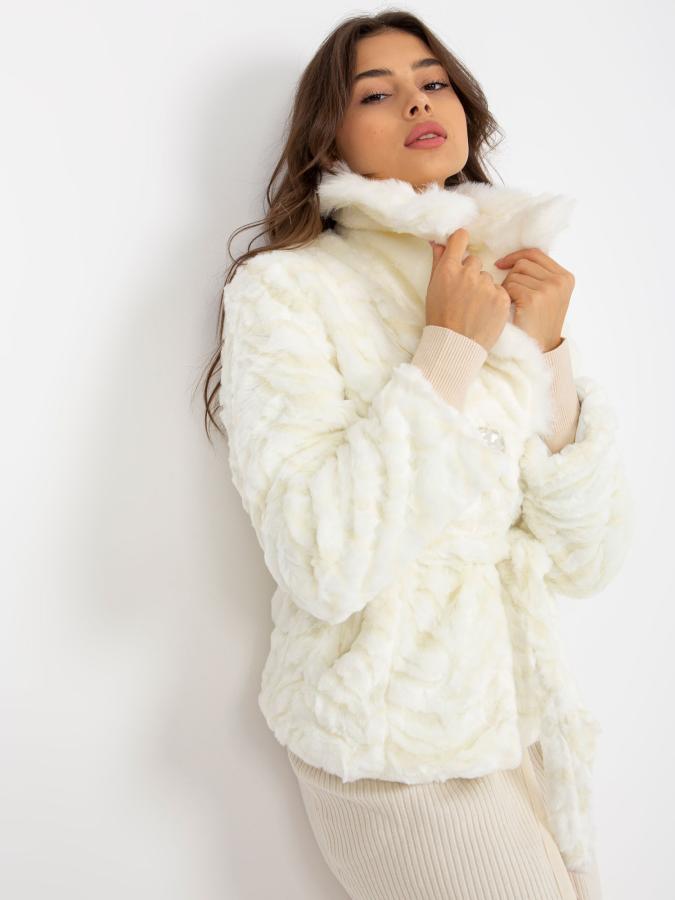 Biela kožušinová zimná bunda so zaväzovacím opaskom