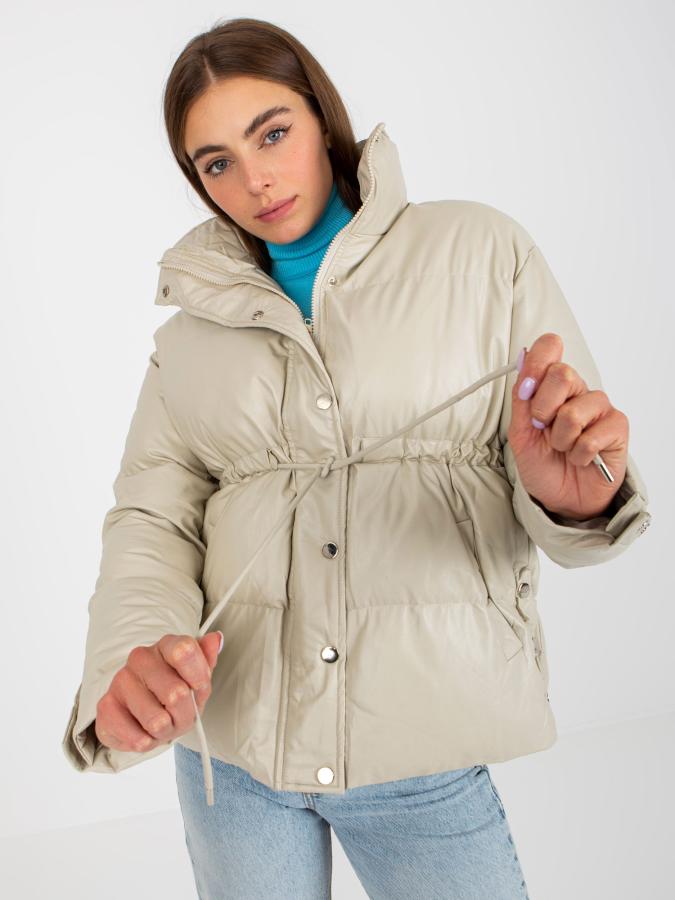 Svetlo béžová zimná bunda z eko kože s prešívaním