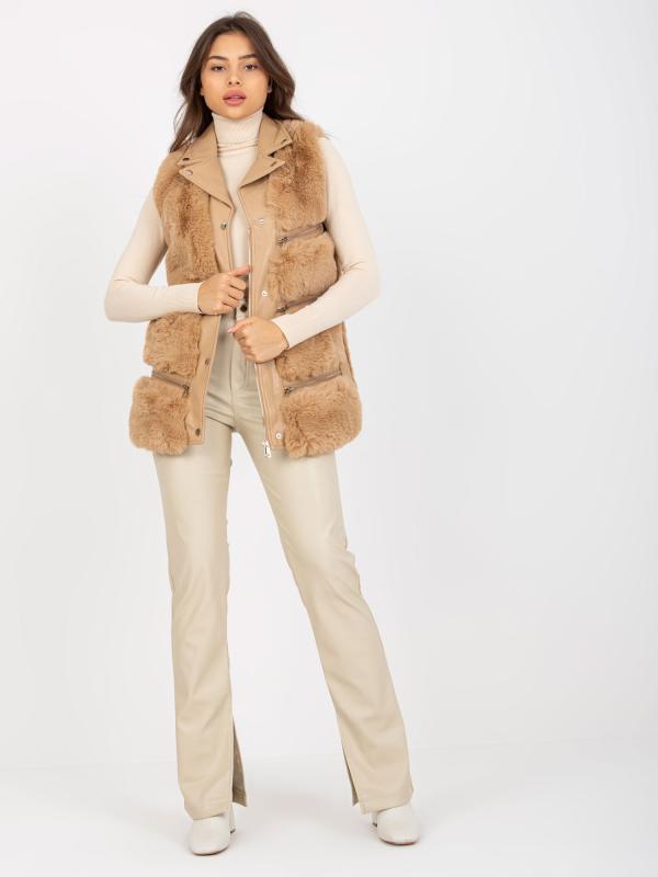 Dámska faux leather vesta s kožušinou vo farbe ťavy