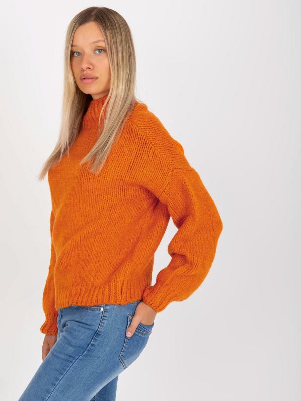 Tmavo oranžový ženský sveter s rolákom