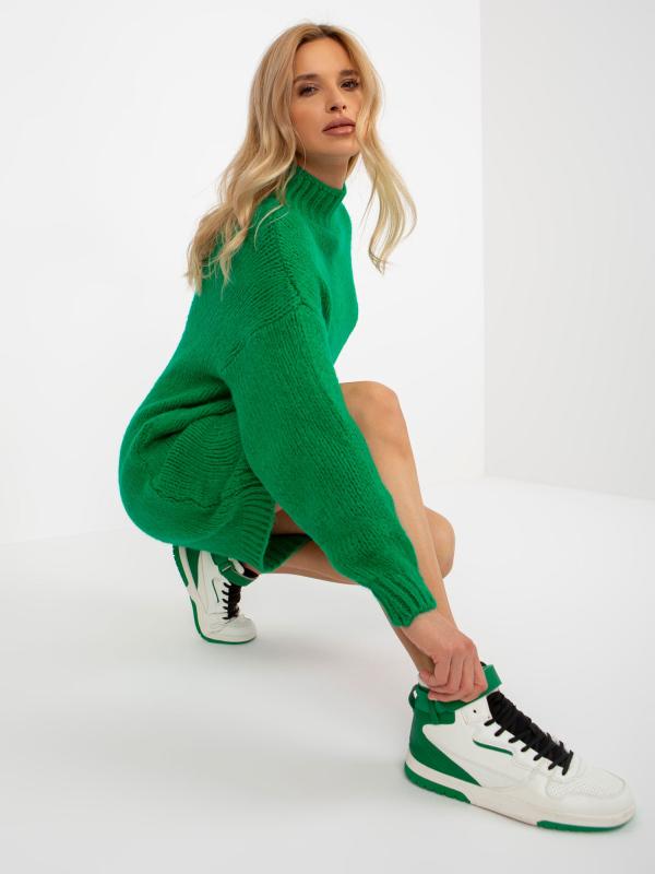 Voľné pletené šaty s vysokým golierom zelené