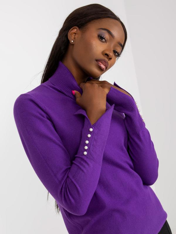 Rolákový sveter s korálkami na rukávoch tmavo fialový