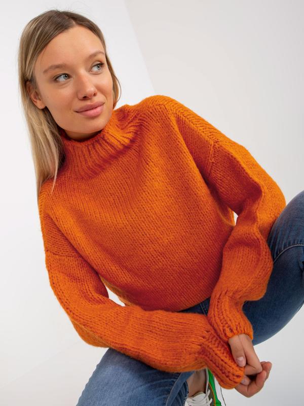 Tmavo oranžový ženský sveter s rolákom