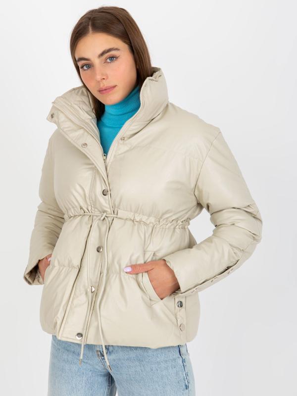 Svetlo béžová zimná bunda z eko kože s prešívaním