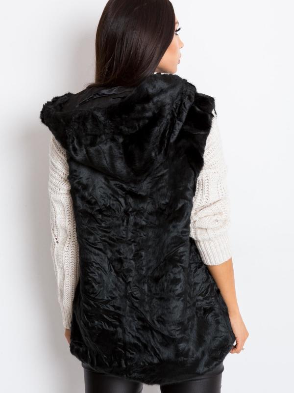 Čierna vesta z umelej kožušiny s kapucňou