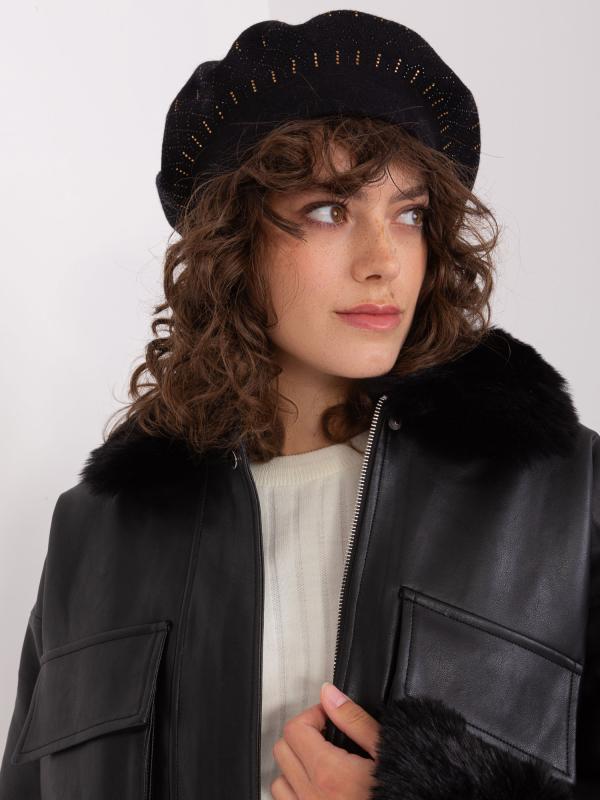 Čierna pletená baretka s aplikáciou